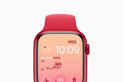 Apple Watch Series 8 shows the Modular watch face with pink and red background color editing.