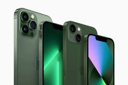 iPhone 13 Pro in alpine green and iPhone 13 in green.