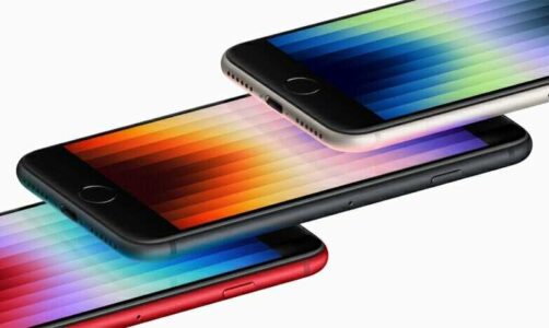 Angled shot showing the display of the third generation iPhone SE in (PRODUCT)RED, midnight, and starlight.  