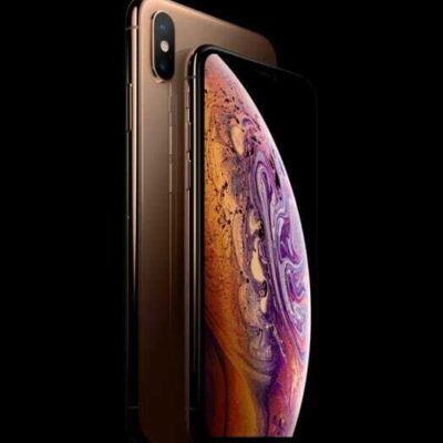 An iPhone Xs in front of an iPhone Xs Max.  