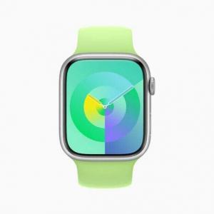 Apple Watch Series 8 shows the new Palette watch face in emerald.